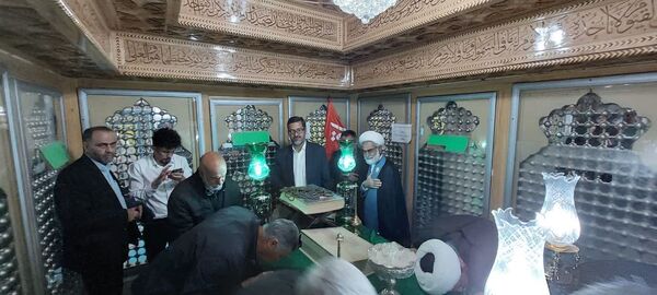 آیین غبارروبی ضریح مطهر حضرت علی‌بن‌امام‌محمدباقر(ع) 