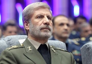 فرمانده کل ارتش: مصمم‌تر از گذشته در مسیر آرمان‌های والای انقلاب اسلامی گام برخوایم  داشت

