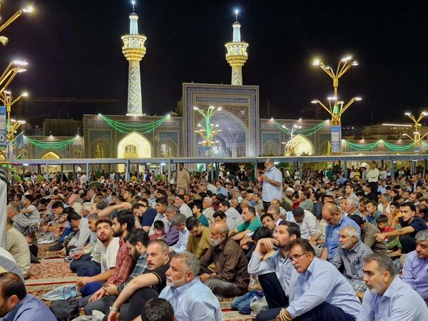 برگزاری نماز آیات در حرم امام رضا (ع) 