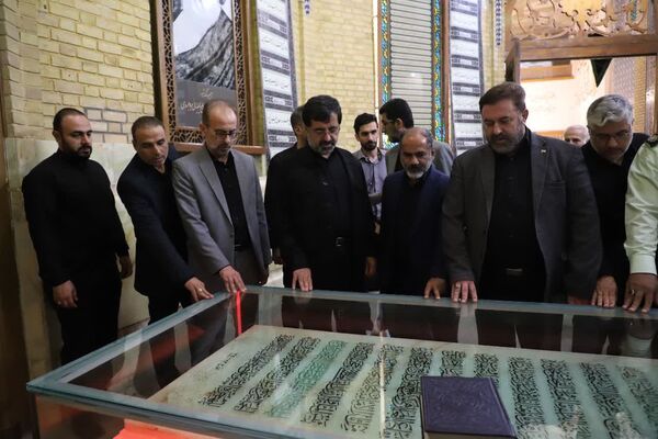 ادای احترام مسئولان قم به شهدا در هفته دولت