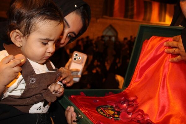 رونمایی از پرچم متبرک حرم امام حسین (ع) در شب عاشورایی در شهرستان مارگون