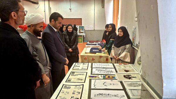 بازدید مسئولان و دانش‌آموزان از نمایشگاه دستاوردهای هنرستان بنت‌الهدی صدر