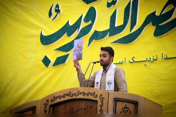 حضور با شکوه دانش‌آموزان و فرهنگیان در مراسم پر فیض نماز جمعه آباده در آستانه روز دانش‌آموز