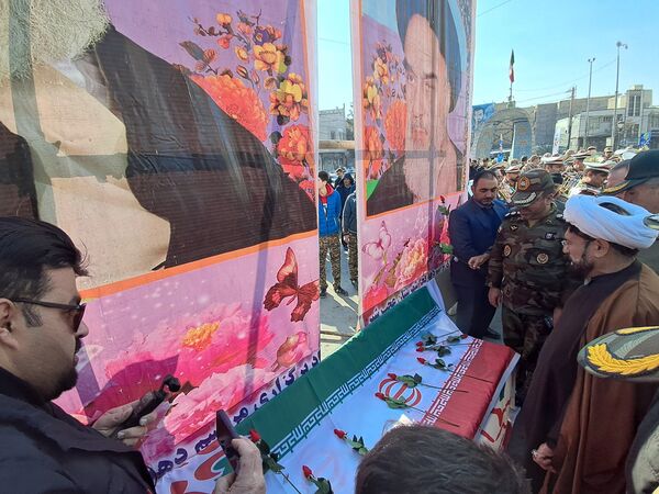 گلباران تمثال امام خمینی (ره) توسط دانش‌آموزان عجب‌شیر 