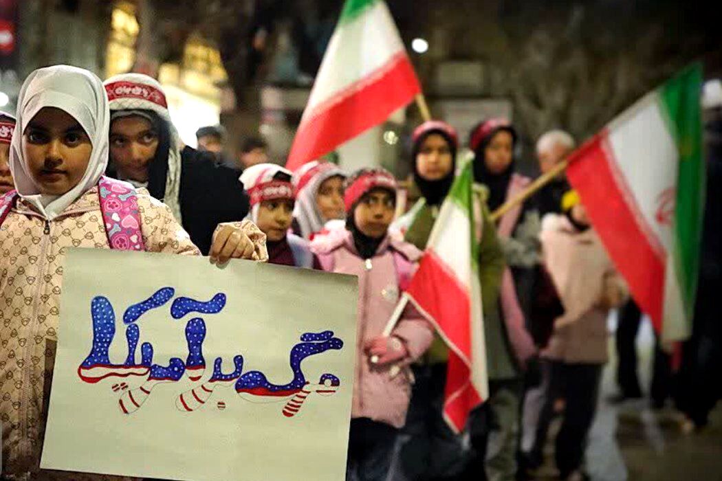 تجمع نوجوانان مریانج در یادبود شهدای مدرسه شجره طیبه میناب