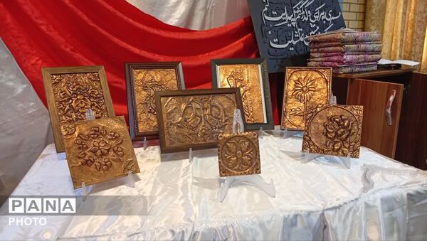 نمایشگاه خلاقیت های دانش آموزی در دبیرستان نفیسه فاضلی قم