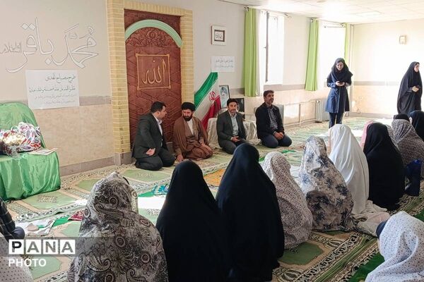 اقامه نماز جماعت و تجلیل از دانش آموزان برتر کنگره قرآنی سمپاد در دبیرستان فرزانگان قرچک