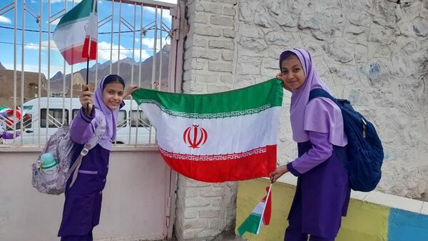 جشن دهه فجر با نقاشی‌های خلاقانه دانش‌آموزان پایه پنجم در کانون پرورشی تفت