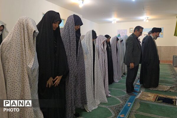 اقامه نماز جماعت ظهر در جمع دانش‌آموزان مدرسه شمس تبریزی