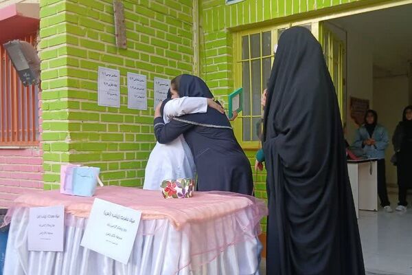برگزاری جشن و تجلیل از مادران پرستار در مدرسه دکتر رزمی و قدس ناحیه دو شهرری 