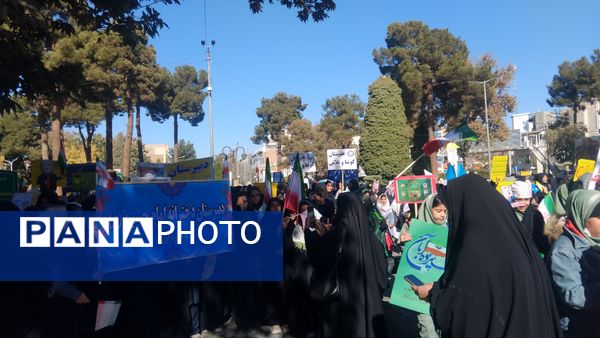 حضور پرشور دانش‌آموزان در راهپیمایی روز ۱۳ آبان
