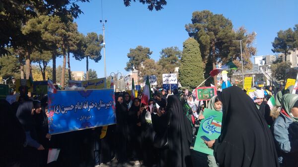 حضور پرشور دانش‌آموزان در راهپیمایی روز ۱۳ آبان