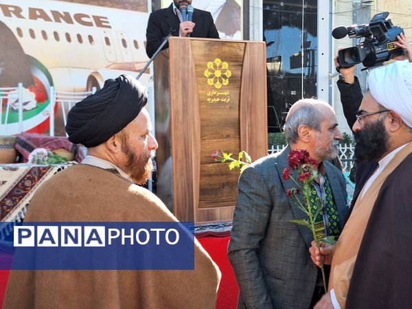 آیین گلباران تمثال امام خمینی(ره) در آغاز دهه فجر