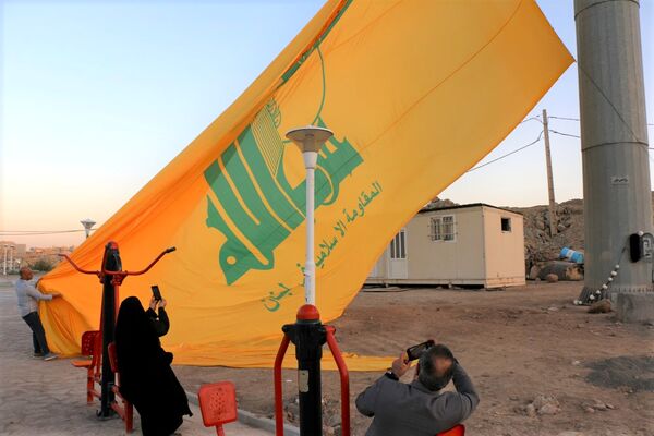 اهتزاز نماد مقاومت بر بالای بلندترین دکل پرچم قم