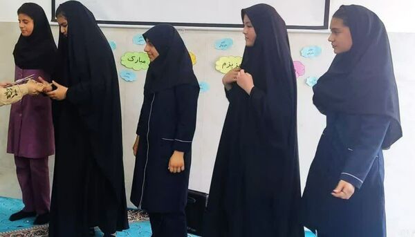 جشن دهه کرامت در دبیرستان نرجس خاتون روستای ورجان قم