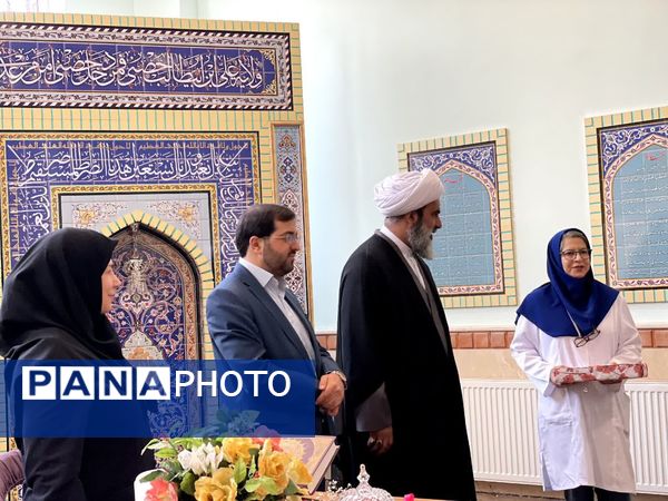 بازدید امام جمعه ملارد از نمایشگاه مشاغل هنرستان فنی و حرفه‌ای طوبی به مناسبت هفته سلامت و هفته معرفی مشاغل