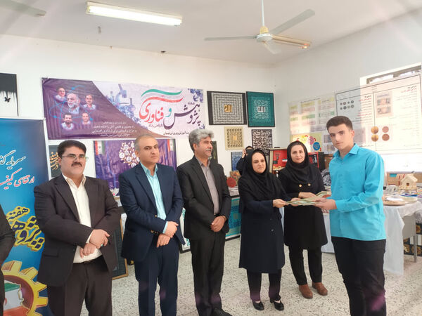 تقدیر هم‌زمان با هفته پژوهش و فناوری از ۱۵ معلم و دانش‌آموز پژوهشگر برتر در بهبهان 