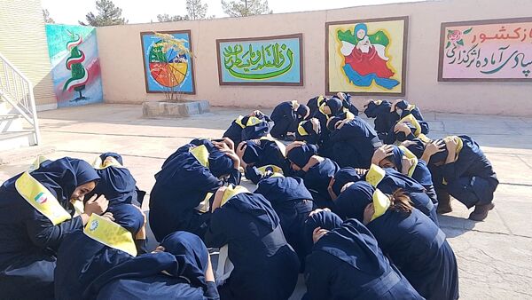مانور سراسری زلزله در دبیرستان فرزانگان