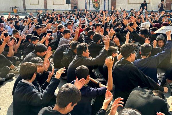  سوگواری نوجوانان برای مادر مهربانی‌ها
