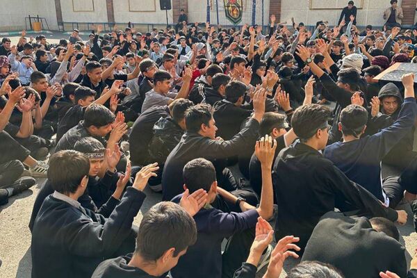  سوگواری نوجوانان برای مادر مهربانی‌ها