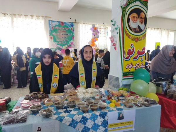 بازارچه دست‌سازه‌های دانش‌آموزان شهر راز