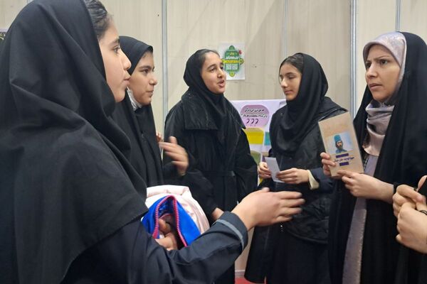حضور دانش‌آموزان مدرسه طلیعه در نمایشگاه قرآن و عترت مجموعه ورزشی ایثار