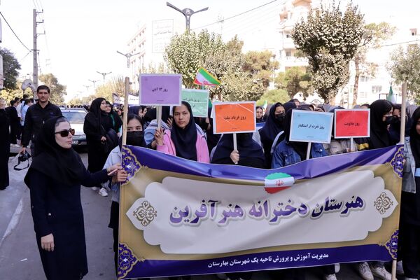 حضور پرشور دانش‌آموزان و مسئولین در راهپیمایی ۱۳ آبان در ناحیه یک بهارستان