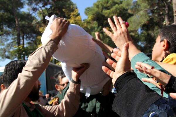 تشییع و خاکسپاری شهید گمنام در باغ جنت شیراز
