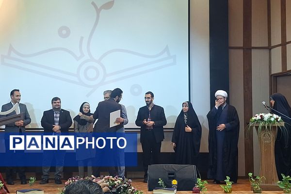 تجلیل از برگزیدگان جشنواره بزرگ جوانه در مجتمع آموزشی و فرهنگی علوم پزشکی شیراز 