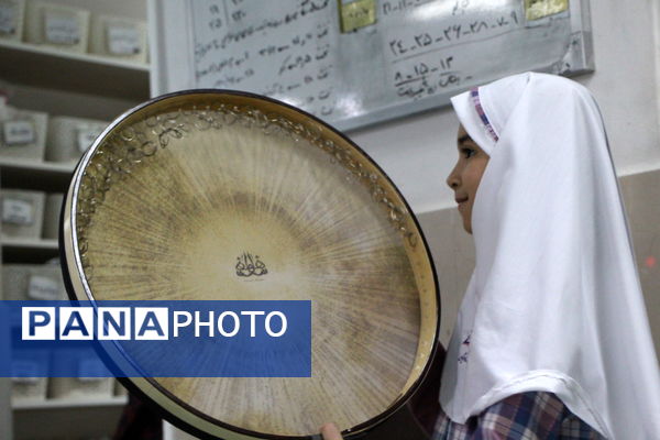 تقدیر دانش‌آموزان دبستان دخترانه صادقیان یزد از مادر پرستار