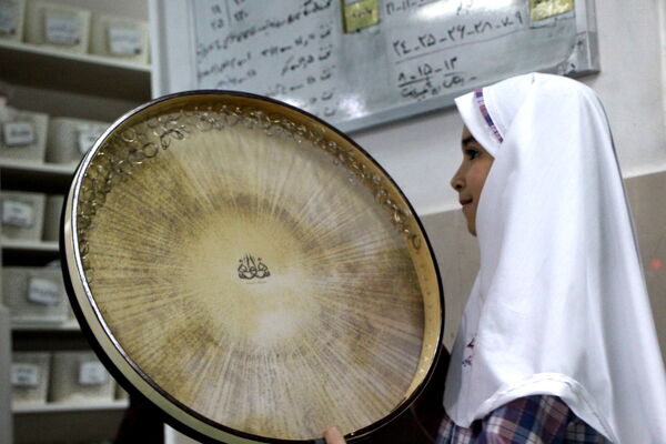 تقدیر دانش‌آموزان دبستان دخترانه صادقیان یزد از مادر پرستار