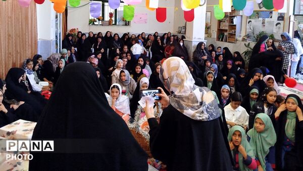 حضور پرشور بانوان و کودکان دهه نودی در مراسم یادبود شهدای مینابی 