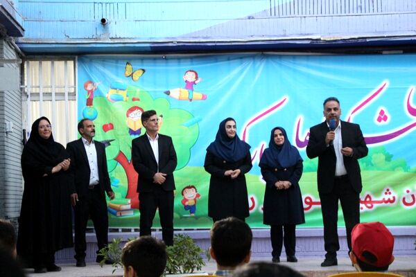 جشن شکوفه‌ها در دبستان منوچهر رزاقی ناحیه۳ مشهد