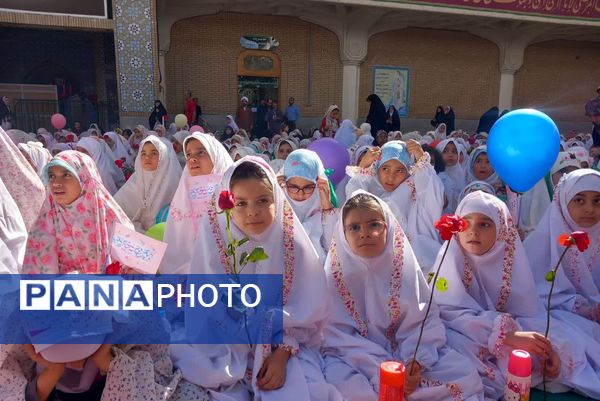 آیین تکلیف دختران دانش‌آموز قم در حرم حضرت معصومه(س)