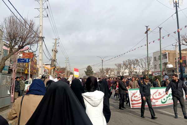 حضور دانش‌آموزان دبیرستان بانوخمسه در راهپیمایی22 بهمن رباط‌کریم 