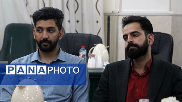 نشست صمیمانه دبیران منتخب زبان و ادبیات فارسی