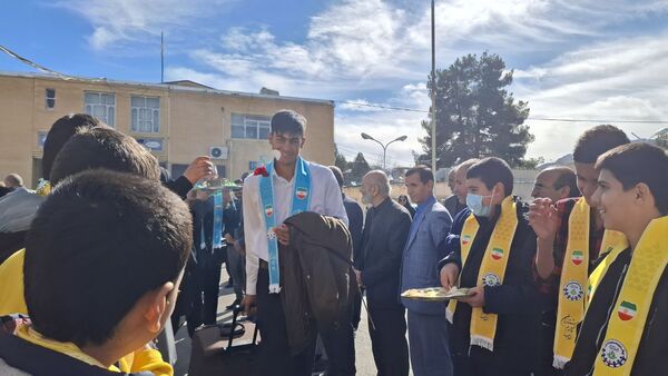 بدرقه دانش‌آموزان پسر عمره‌گذار کهگیلویه و بویراحمد 