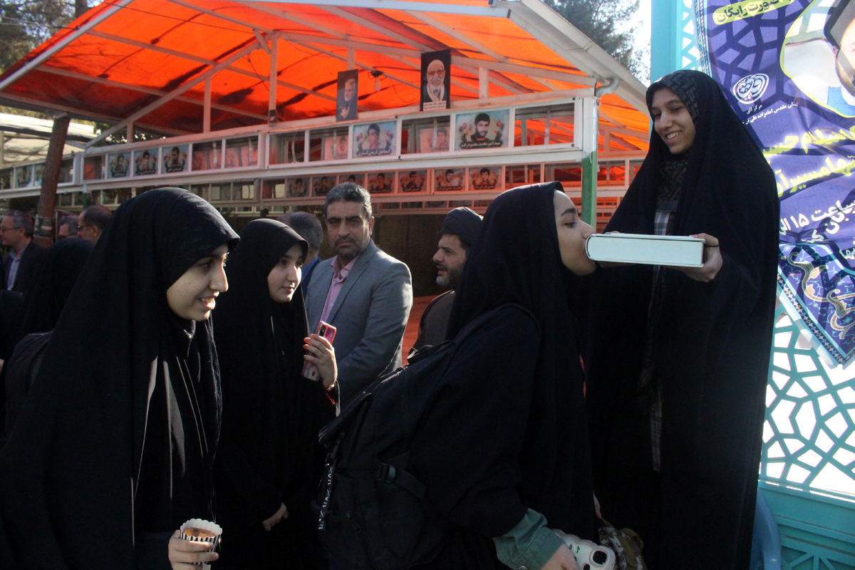 اعزام نخستین گروه از دختران دانش‌آموز ناحیه یک قم به اردوی راهیان نور