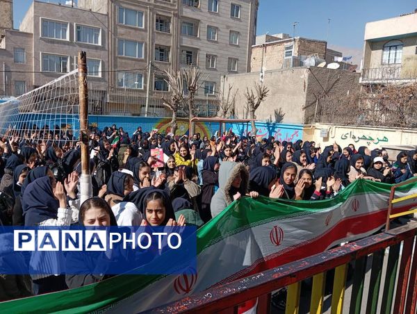 حال و هوای دبیرستان دانش‌نیا در  جشن‌های اعیاد شعبانیه و دهه فجر 