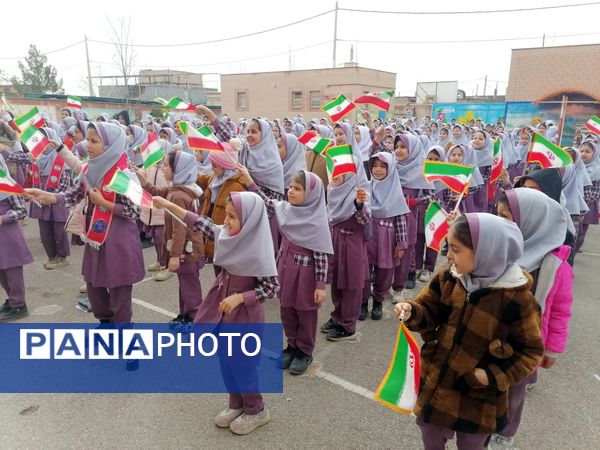 زنگ انقلاب و فضاسازی مدرسه زنده یاد نوحی به مناسبت دهه فجر 