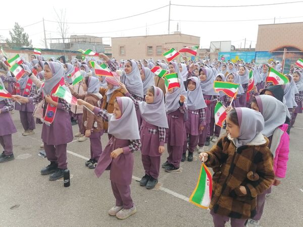 زنگ انقلاب و فضاسازی مدرسه زنده یاد نوحی به مناسبت دهه فجر 