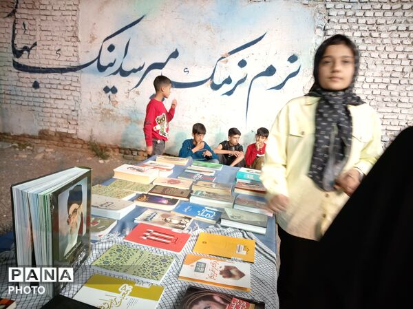 برپایی غرفه کتابخوانی در شهرستان خلیل آباد