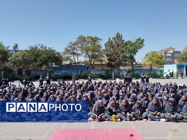 تجلیل از معلمان نمونه در مدرسه تقوا مشهد