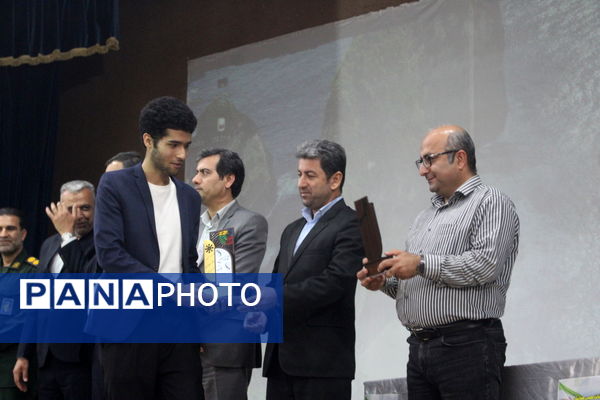 تجلیل از برگزیدگان دبیرستان شهید بهشتی شهرستان بوشهر (2)