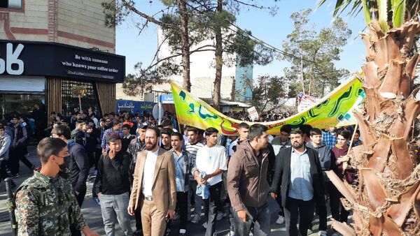 راهپیمایی پرشور دانش آموزان ساوجی در یوم الله ۱۳ آبان