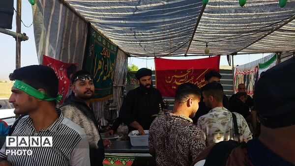 ایستگاه صلواتی محبان الزهرا ( س)  میزبان زائران پیاده امام رضا ( ع) 