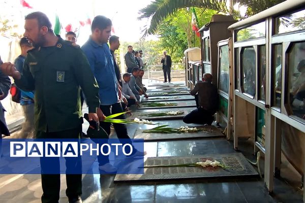 گلباران قبور مطهر شهدا به مناسبت هفته دفاع مقدس در شهرستان زرقان