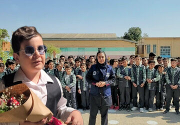 نوازنده روشن دل بروجنی در جمع پسران دبستان فردوسی