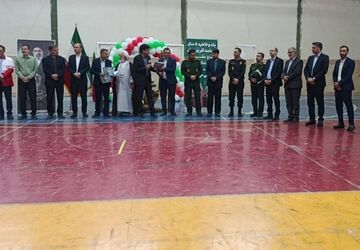 نمایش ایثار و مقاومت در هنرستان تربیت بدنی خدیجه خبری شهرستان میبد 