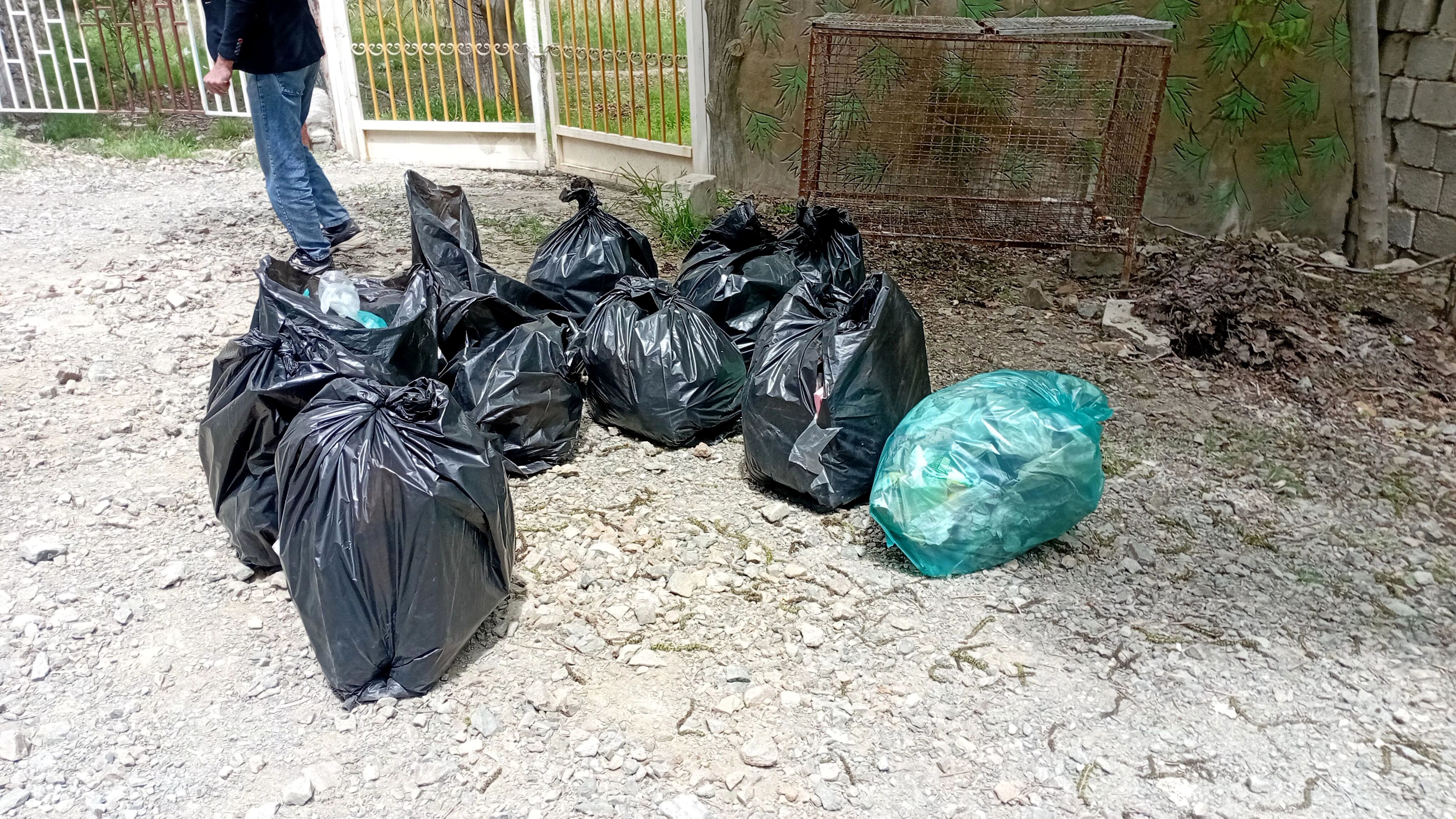پاکسازی خیابان و کوچه‌های روستای یاسه چای توسط دانش‌آموزان مدرسه ۲۲ بهمن